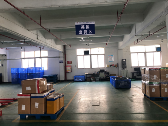 仓库集包封箱操作区